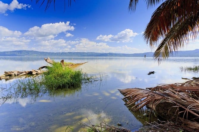 Read more about the article Discovering Lake Bosomtwe: Ghana’s Only Natural Lake