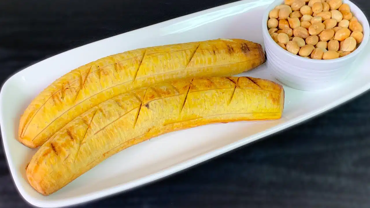Read more about the article Ghanaian Snack: Roasted Plantain (Kofi Brokeman)